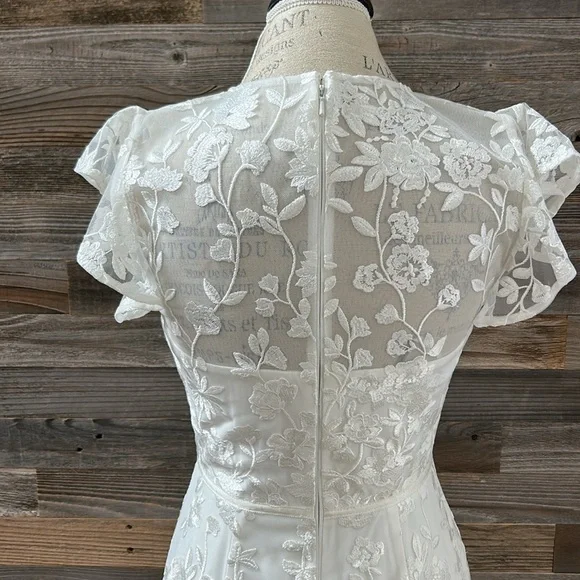 NWT Monique Lhuillier White Embroidered Floral Cap Sleeve Dress